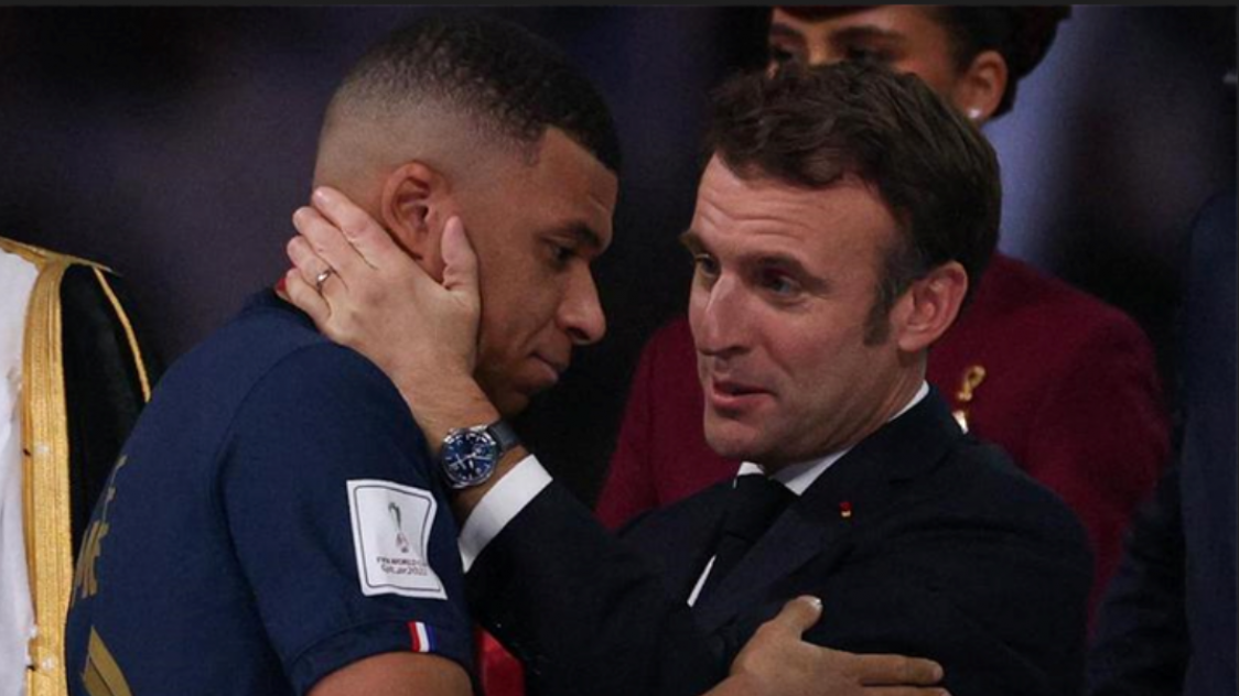 Emmanuel Macron tente de réconforter Kylian Mbappé.