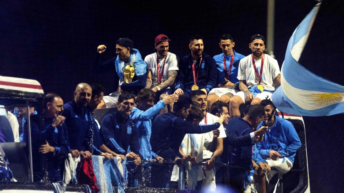 ARGENTINA-FBL-WC-2022-ARRIVAL-FANS