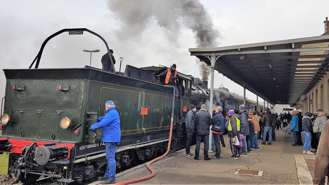 Une locomotive à vapeur fait le bonheur des curieux à Romilly-sur