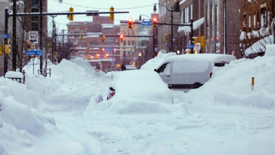 Les rues de Buffalo recouvertes par des amas de neige, le 26 decembre dans l