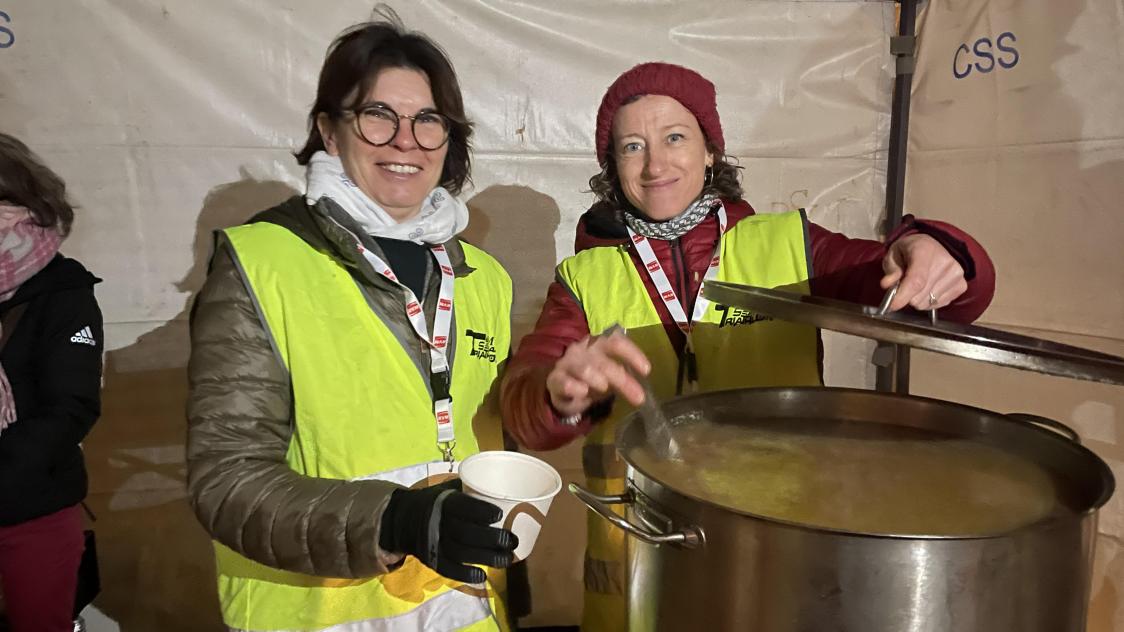 อาสาสมัครครั้งแรก Marie Barachin และ Sandrine Launoy ทำซุปหัวหอมสำหรับนักวิ่งผู้กล้าหาญ