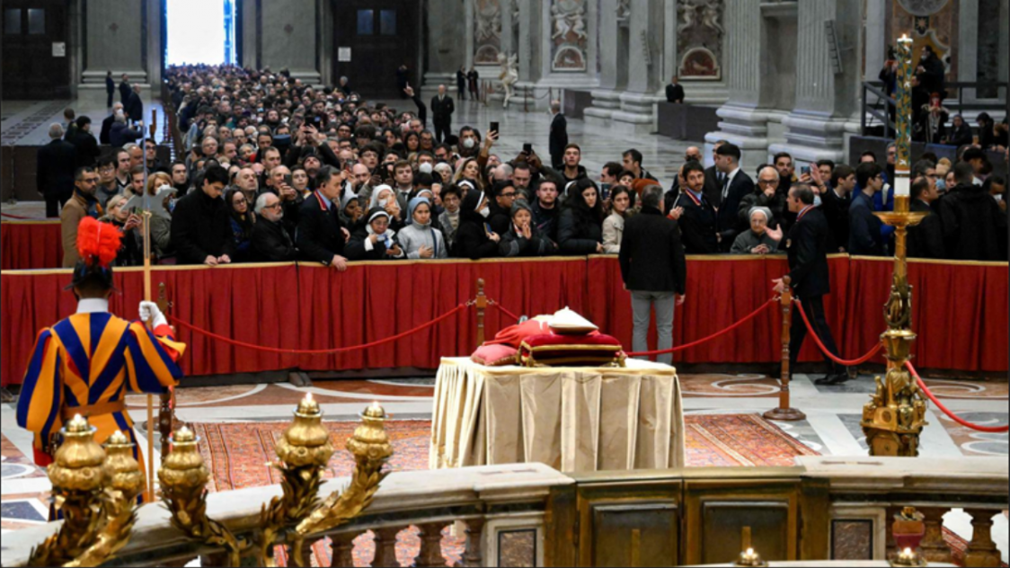 La foule se masse devant la dépouille du pape Benoît XVI, le 2 janvier 2023 à la Basilique Saint-Pierre.
