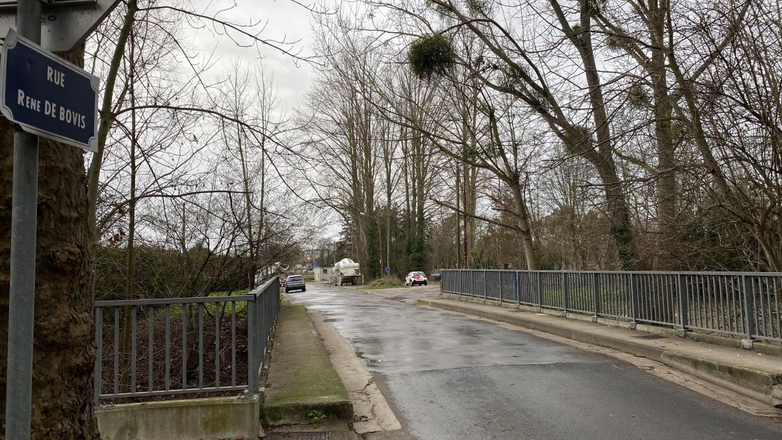 La joggeuse a été agressée sur une passerelle enjambant la Vesle, rue René-de-Bovis près du parc de la Cerisaie.
