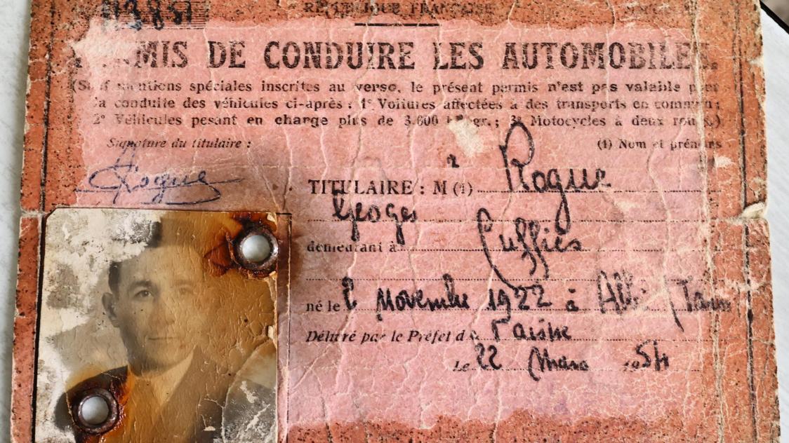 Un permis de conduire datant de 1954.