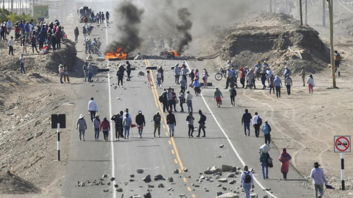 Des manifestants péruviens bloquent une route, le 12 janvier.