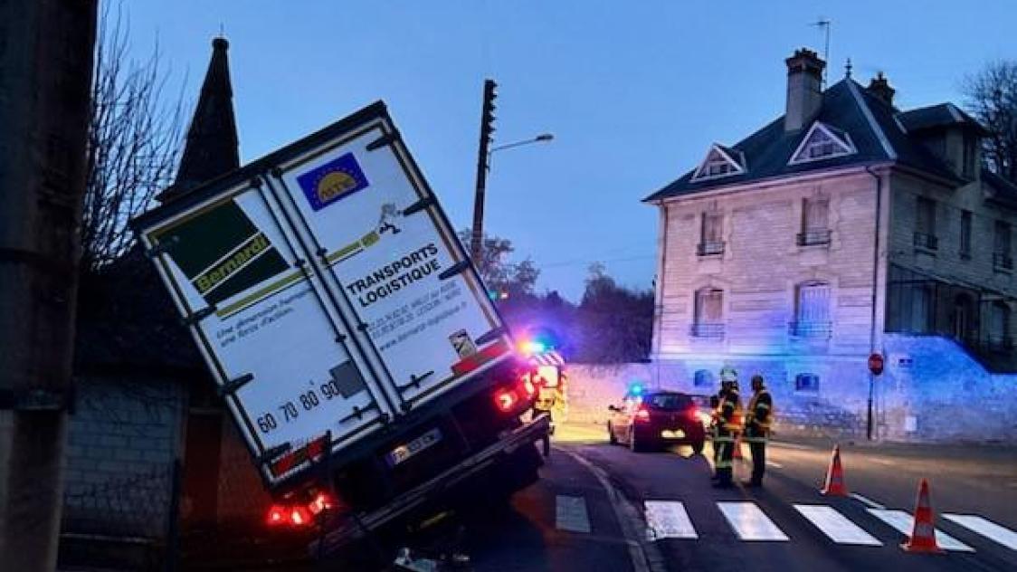 L’accident est survenu vers 7heures sur le boulevard des Thermes. Le routier, qui n’a heureusement pas été blessé, aurait été pris d’un malaise au volant.