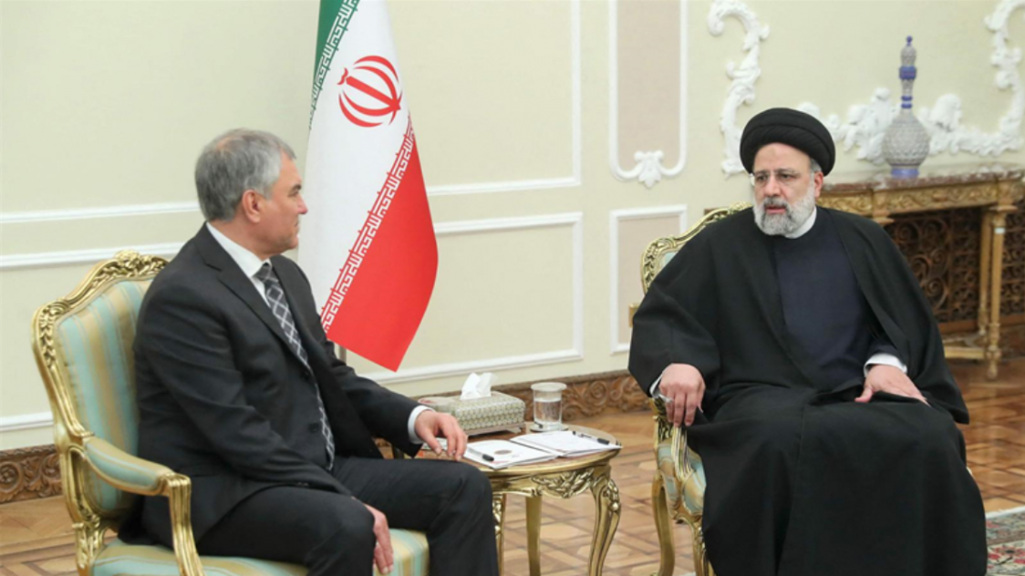 Le président de la République Islamique d’Iran Ebrahim Raisi (droite) et le président du parlement russe.