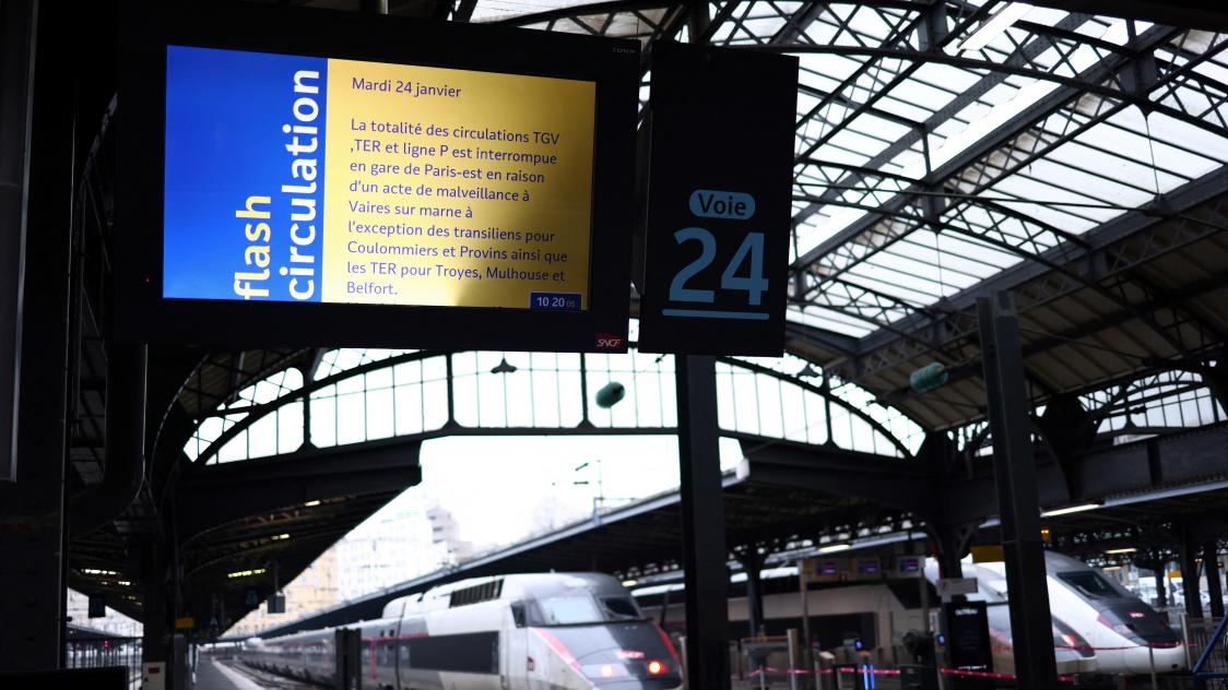 Un écran avertit les voyageurs de la gare de l’Est des perturbations occasionnées par l’incendie à Vaires-sur-Marne. La circulation sur la ligne 4 (Paris-Mulhouse) n’est toutefois pas concernée.