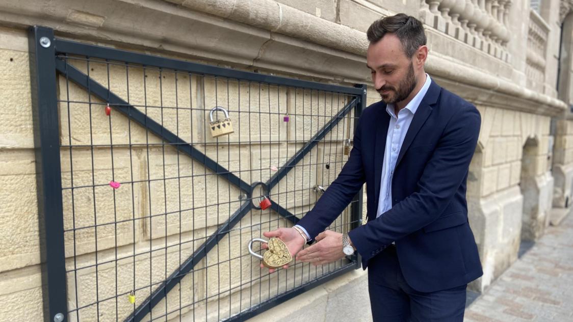 Inspiré par le pont des Arts à Paris, Guillaume Ladroye, gérant de l’agence Les clefs de l’immobilier, a fait installer une grille sur la façade de son agence. Objectif? Qu’elle soit remplie de cadenas d’amour.