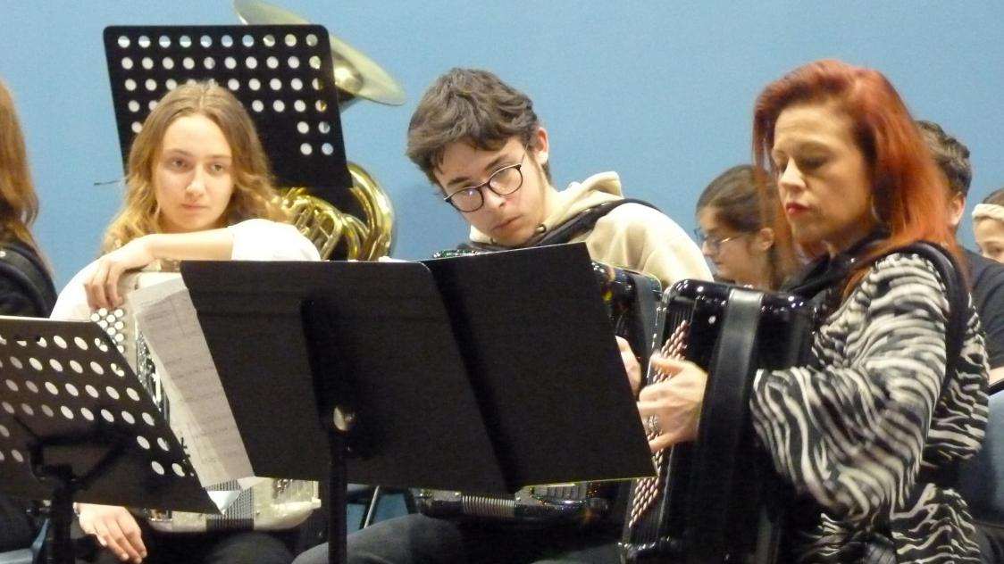 Karine Demars, (à droite), la professeure d’accordéon et clavier accompagnait ses élèves.