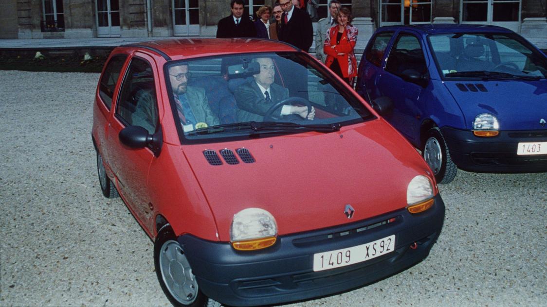 François Mitterrand au volant d’une Twingo dans la cour de l’Élysée en 1993.