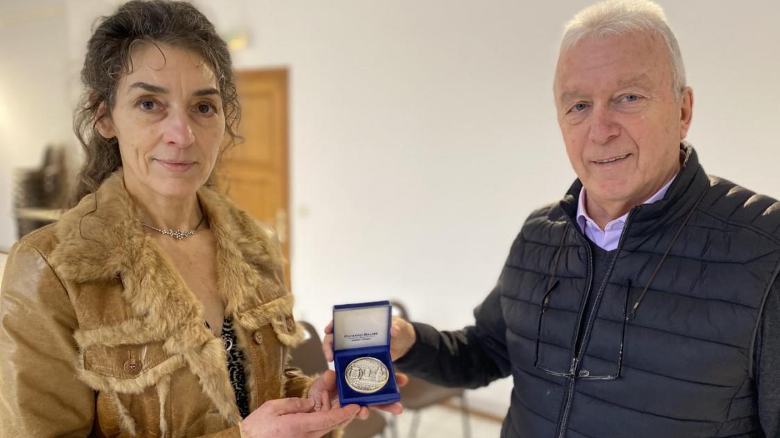 L’artiste Maryline Garbe a reçu la médaille de la ville des mains du maire, Robert Itucci.