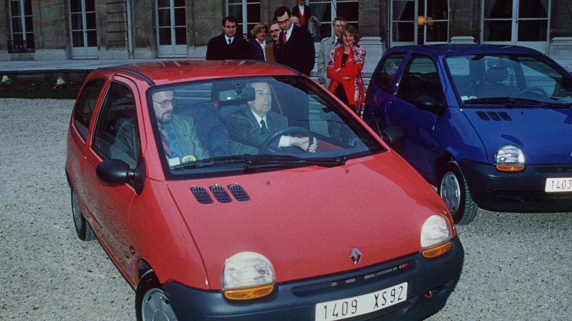1 er  mars 1993  : le président de l’époque, François Mitterrand teste la Twingo devant l’Élysée, sous le regard du PDG de Renault Louis Schweitzer (arrière-plan). Archives AFP