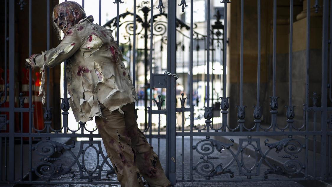 Des zombies ont été filmés dans les rues de Paris ces derniers jours.