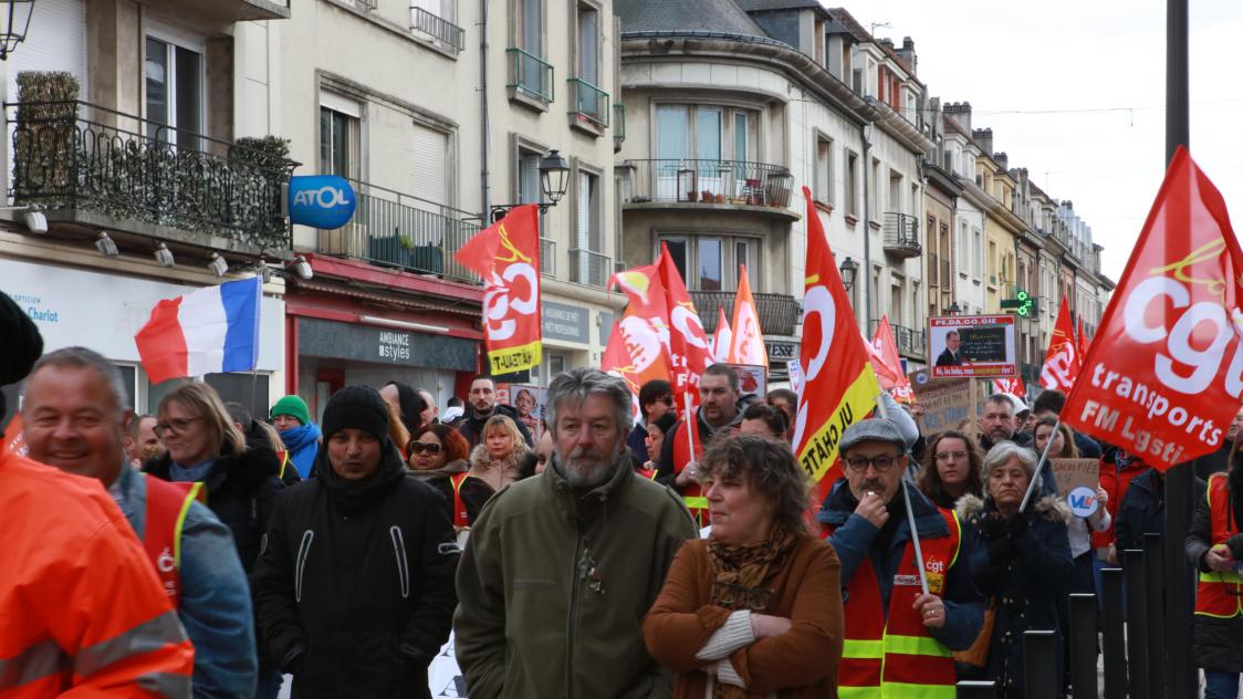 Les manifestants dans la rue Carnot, obligés de se resserrer pour passer dans la partie étroite.