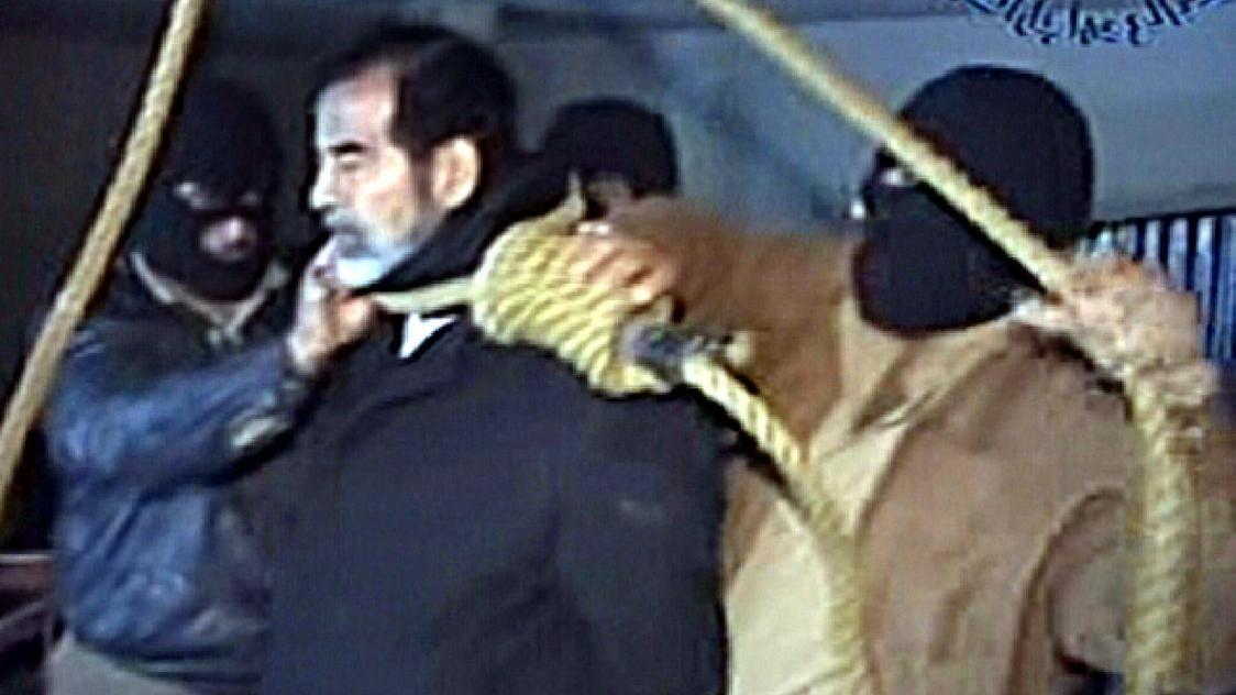 Dans cette capture vidéo tirée de la télévision al-Iraqiya datée du 30 décembre 2006, Saddam Hussein se tient quelques instants avant d’être pendu à Bagdad.