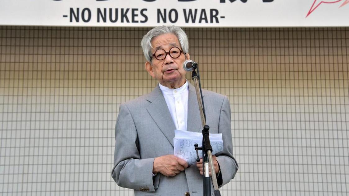 Kenzaburo Oe en 2015, lors d’une manifestation contre le Premier ministre de l’époque Shinzo Abe.