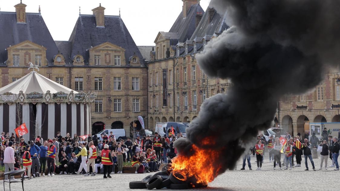 Ce vendredi, la manifestation a rassemblé entre 150 et 200 lycéens place Ducale à Charleville-Mézières.