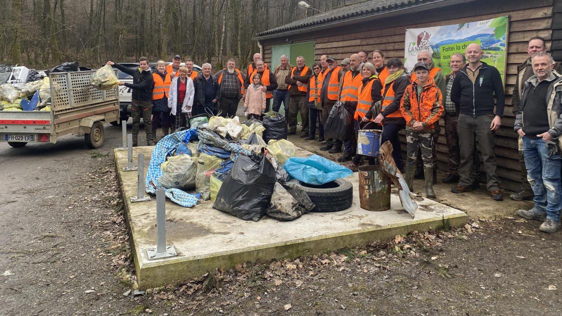Chasseurs et utilisateurs de la forêt ont ramassé des déchets toute la matinée de samedi à Harcy.