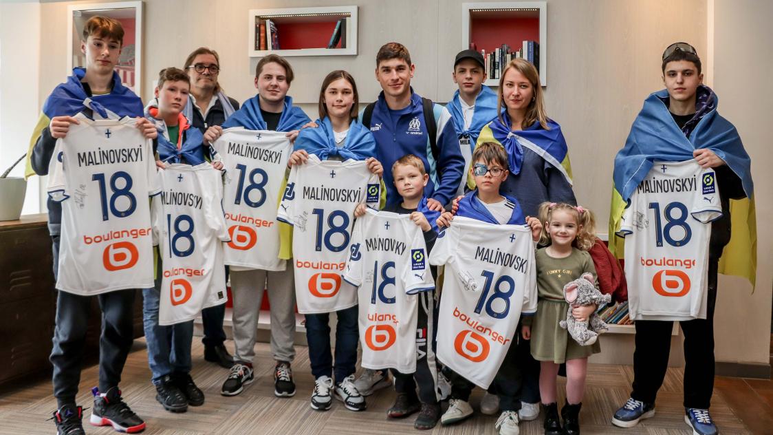 L’association «Parrain Ukraine Reims» et milieu de terrain marseillais Ruslan Malinovskyi ont fait le bonheur de huit petits réfugiés ukrainiens.