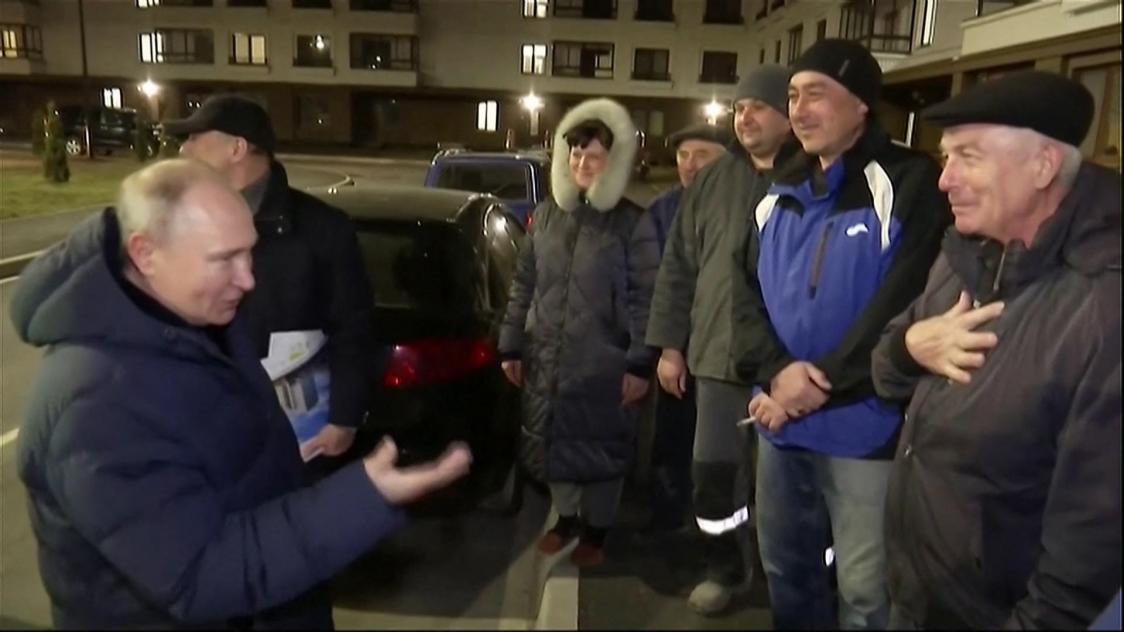 Sur ces images diffusées par la télévision russe, Vladimir Poutine a rencontré des habitants en pleine nuit.