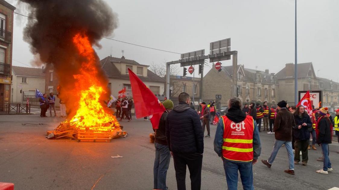 Les manifestants ont allumé un feu au-milieu de la rocade de Charleville-Mézières.