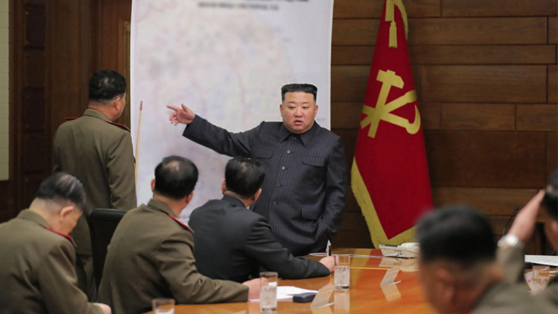 Kim Jong Un et les leaders militaires de Corée du Nord le 10 avril 2023.