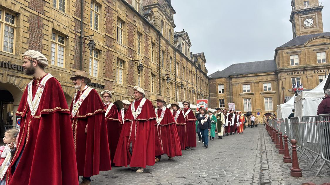 Les membres des Confréries ont défilé dans leur costume traditionnel.