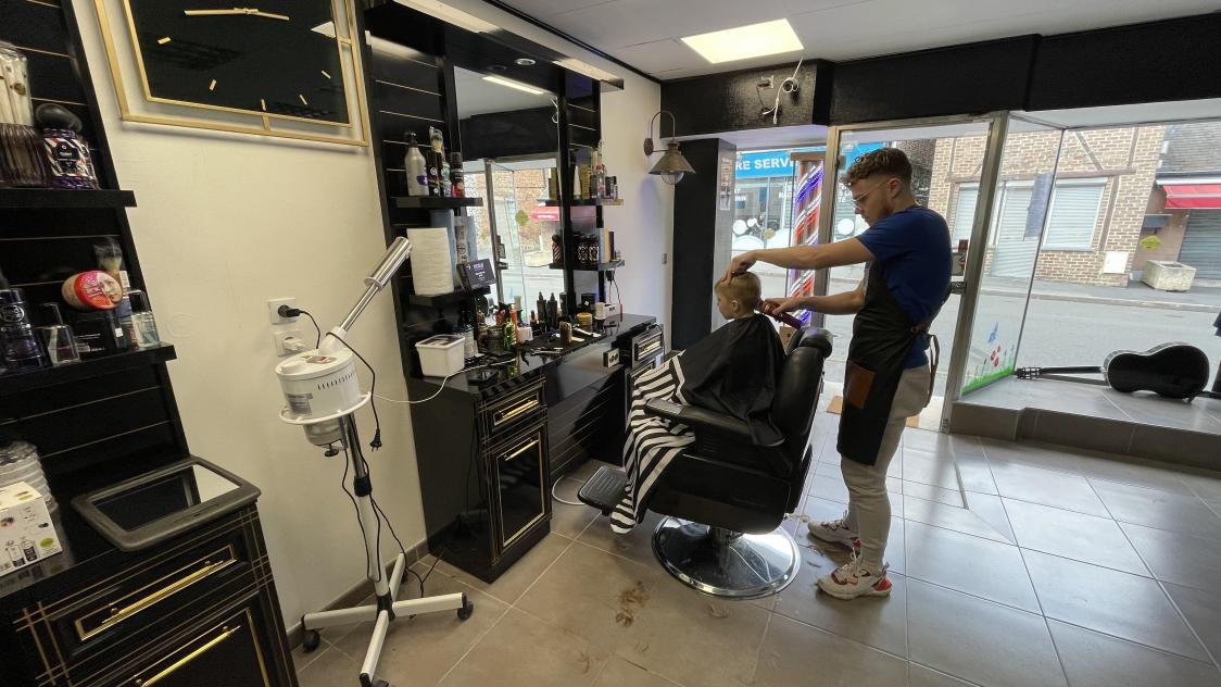 Rue Gambetta, le barbier Street coiffure vient d’ouvrir ses portes, juste à côté de la crepêrie et bar à sushis.