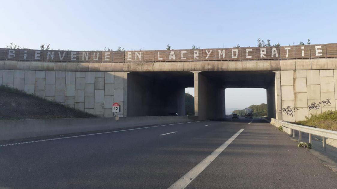 Un message «Bienvenue en lacrymocratie» a fleuri sur un pont animalier, sur l’A304, ces dernières semaines.