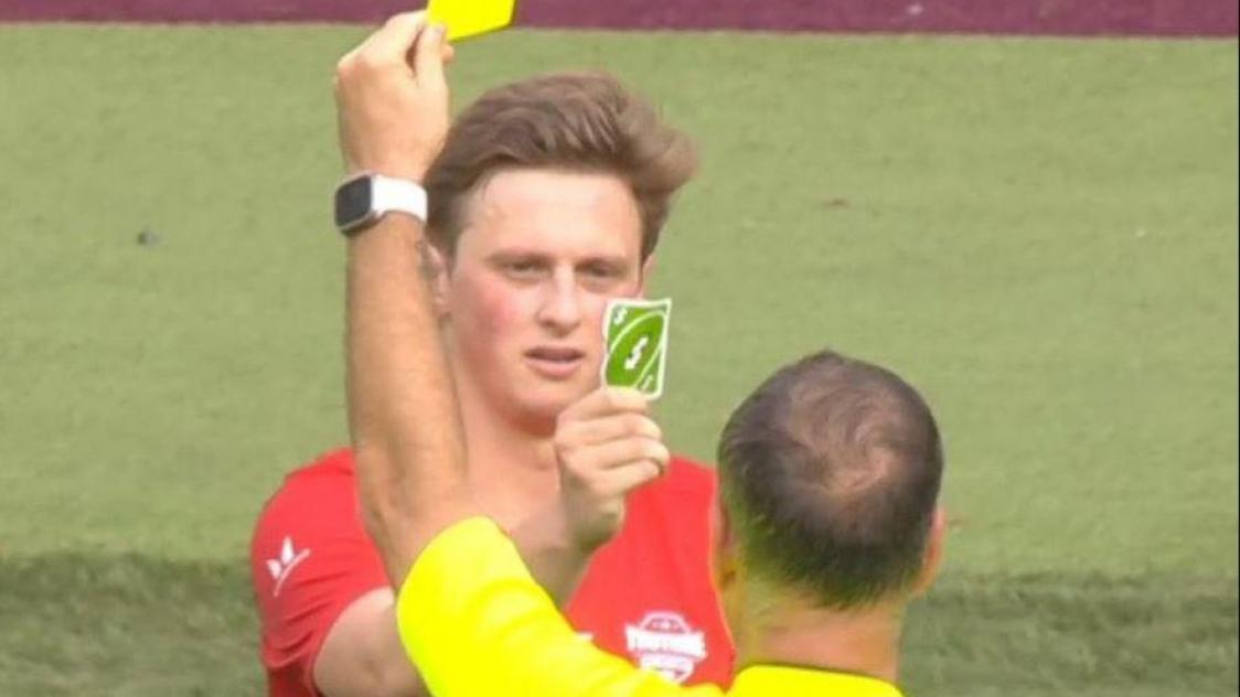 Quand l'arbitre le sanctionne d'un carton jaune, un joueur de football  réplique avec une carte Uno