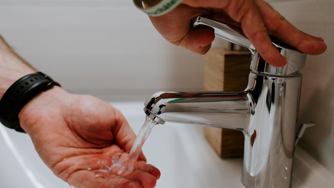 S'il faut attendre trop longtemps l'eau chaude au robinet, le plombier peut  être tenu pour responsable