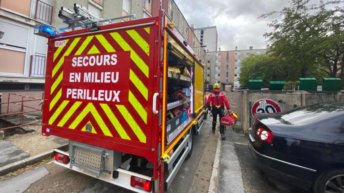 Rue Marcel-Falala à Reims, au quartier Europe, les pompiers ont renoncé à fixer les tôles du toit de cet immeuble : ils risquaient de s’envoler avec.