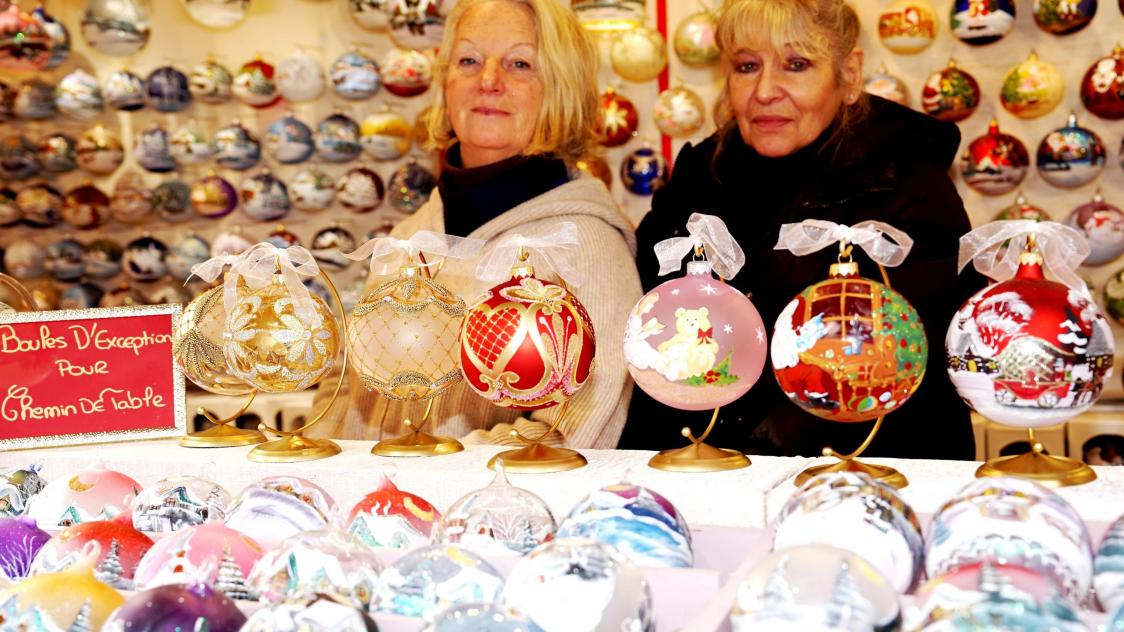 Un jour, un cadeau au marché de Noël de Reims: les boules en verre 