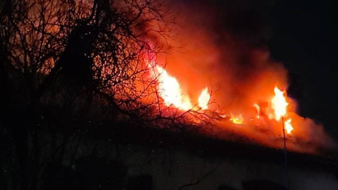 L'étage d'une maison ravagé par un incendie à Bezannes, près de Reims