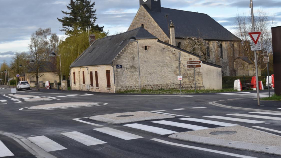 Les travaux du mini-giratoire des rues Saint-Just, Auguste Renoir et Jean Jaurès viennent de se terminer