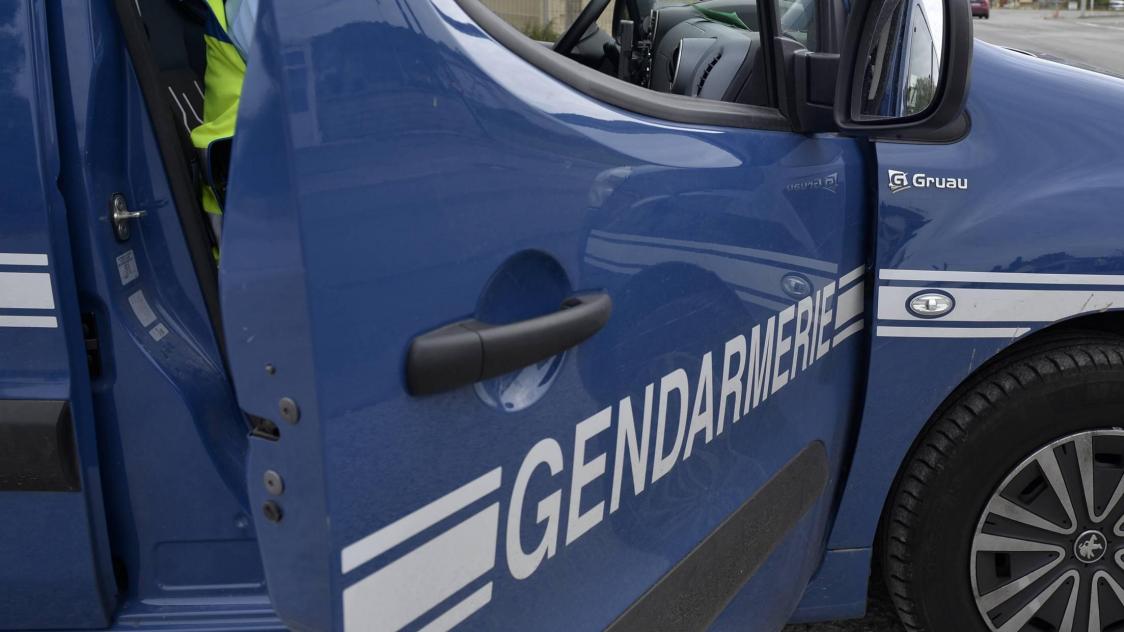 Trois véhicules ont eu les pneus crevés par les chausse-trappes dont celui du peloton de surveillance et d’intervention de la gendarmerie d’Epernay.