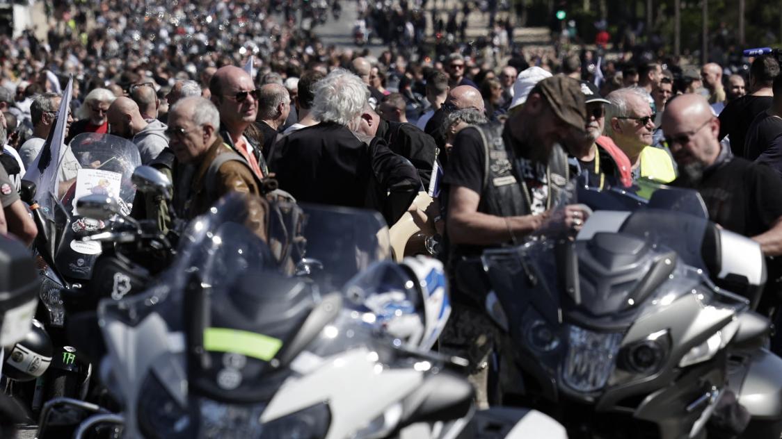 À Paris, les manifestants ont appelé au boycott du contrôle technique obligatoire.