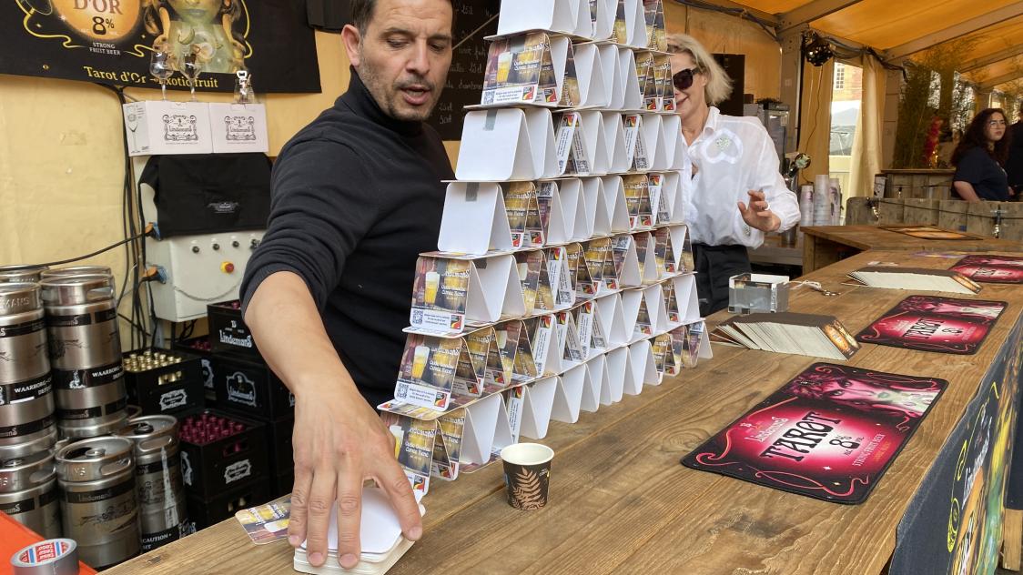 Au stand de la brasserie le Tarot, une montagne de cartes se montait, mais le magicien derrière ce somptueux projet, Christophe, a bien vite cassé le mythe : « Je scotche les cartes, c’est quand même plus simple ! »