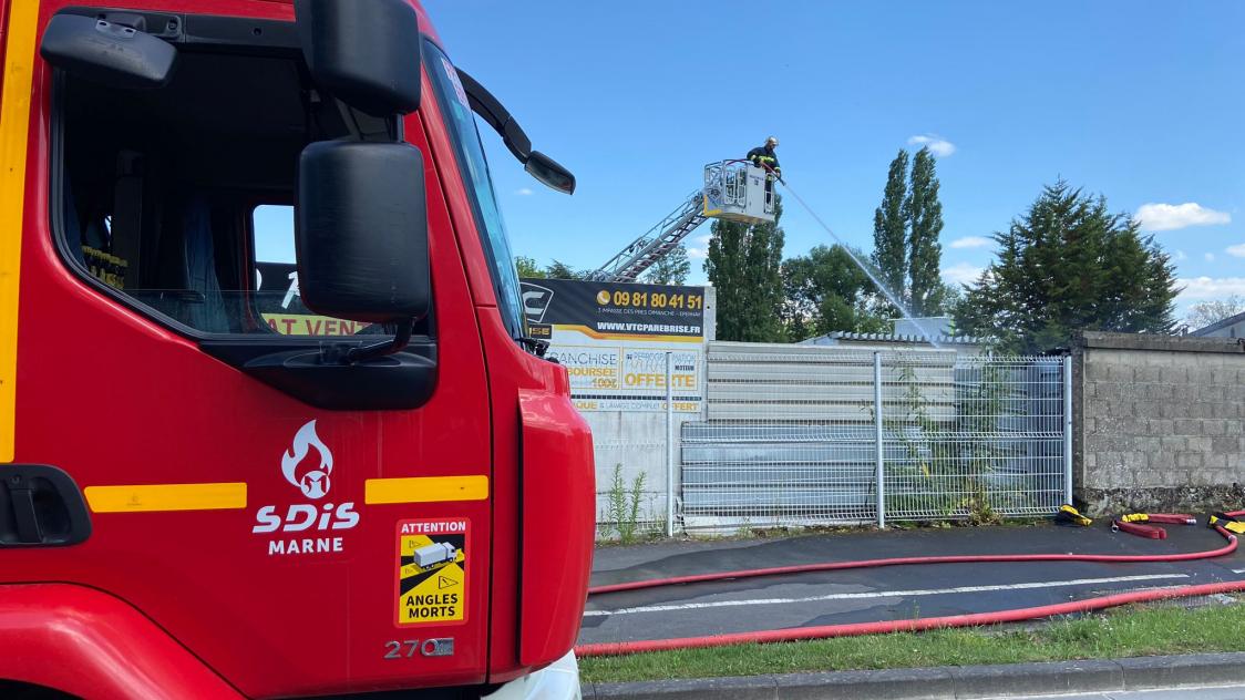 Un stock de pneus part en fumée dans un garage à Épernay