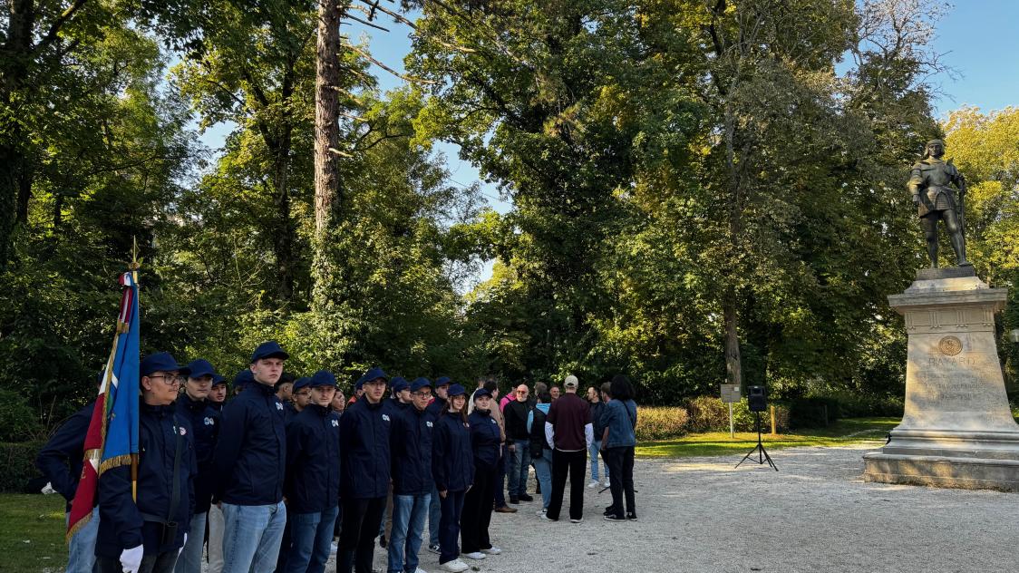 Les jeunes lycéens ont pu inaugurer ce médaillon.