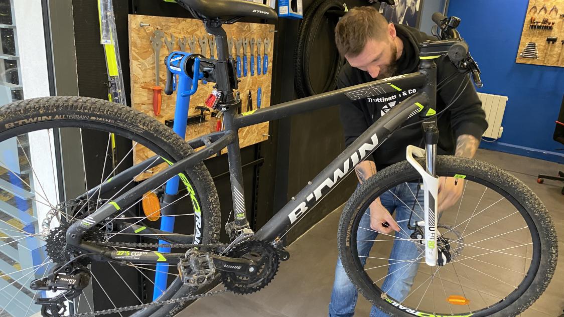 Reparer roue velo voilee online