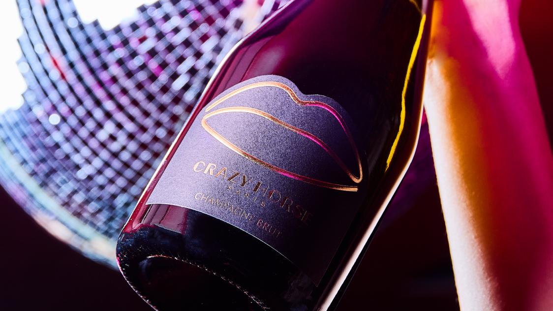 Le Crazy Horse dvoile sa nouvelle bouteille de champagne