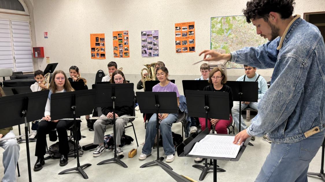 Frank Casanova, 29 ans, dirige les deux orchestres juniors du conservatoire, l’Harmonie A et l’Harmonie B.