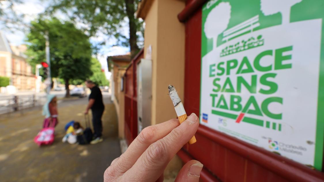 elfbar nachfüll pod läuft aus Quand on voit des personnes poussant un landau fumer leur cigarette, j'ai  un peu de mal » : l'interdiction de la cigarette dans les parcs et à la  plage fait débat