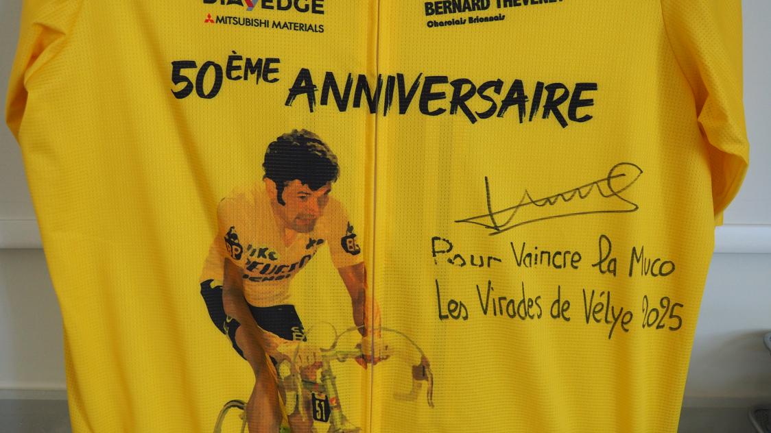 Le double vainqueur du Tour de France Bernard Thévenet inaugure son exposition à Mériel