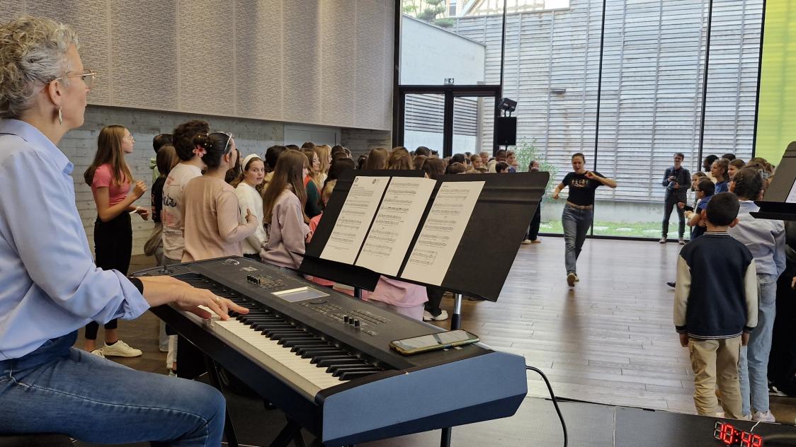 Housse De Protection Lonfeid Avec Porte-Stylo 360° Et Verre Trempé 9H Pour IPad 11e/10e Gen 2025/2022