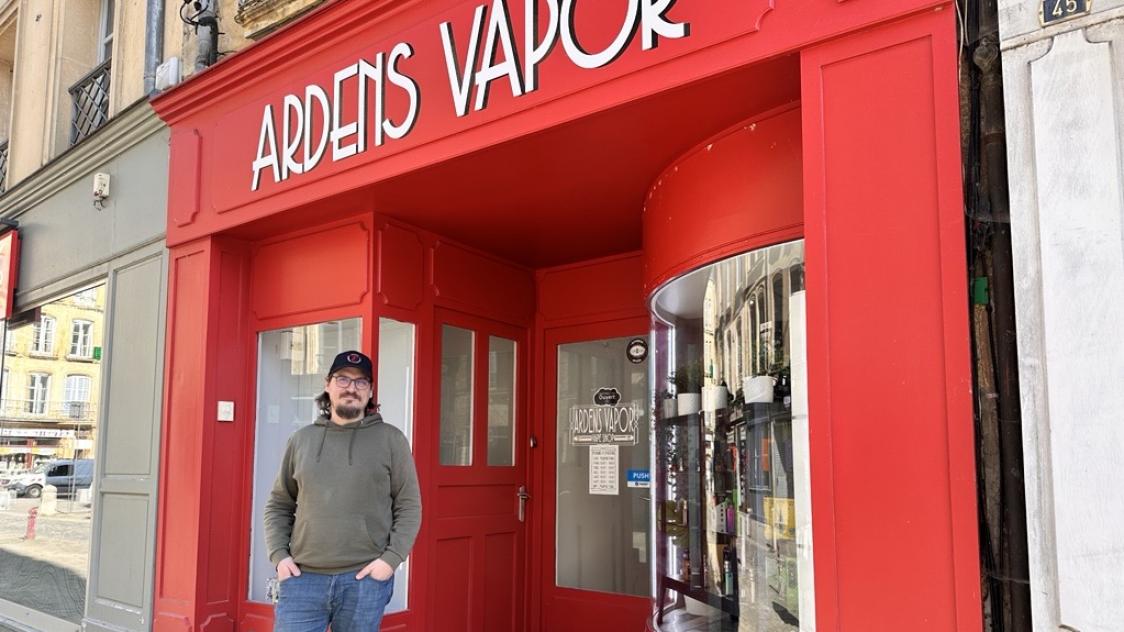 Vitrine brise : un an aprs cet acte de vandalisme, ce commerant retrouve  enfin sa devanture