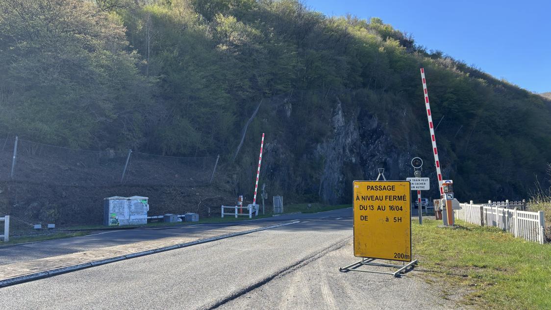 Un panneau annonçant de prochains travaux est déjà visible près du passage à niveau, sur la D8051, à Fumay.