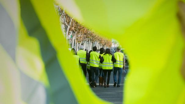 Gilets Jaunes Quelques Irréductibles Défilent à Paris Et